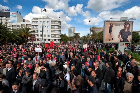 28 janvier : à Tunis, sur la place du 14 janvier 2011,  près de 10 000 manifestations se sont réunis à l'appel de la société civile et dela nouvelle coalition politique et d'opposition pour une marche pacifique contre la violence, pour les libertés d'expression et pour défendre et promouvoir les valeurs démocratiques de la Révolution. La contre manifestation classique des militants d'Ennahdha est restée quasi inaperçue face à la masse inportante des manifestants pour "défendre les libertés individeuelles et publiques " et protester contre " la violence et l'extrémisme religieux".