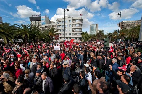 28 janvier : à Tunis, sur la place du 14 janvier 2011,  près de 10 000 manifestations se sont réunis à l'appel de la société civile et dela nouvelle coalition politique et d'opposition pour une marche pacifique contre la violence, pour les libertés d'expression et pour défendre et promouvoir les valeurs démocratiques de la Révolution. La contre manifestation classique des militants d'Ennahdha est restée quasi inaperçue face à la masse inportante des manifestants pour "défendre les libertés individeuelles et publiques " et protester contre " la violence et l'extrémisme religieux".