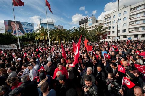 28 janvier : à Tunis, sur la place du 14 janvier 2011,  près de 10 000 manifestations se sont réunis à l'appel de la société civile et dela nouvelle coalition politique et d'opposition pour une marche pacifique contre la violence, pour les libertés d'expression et pour défendre et promouvoir les valeurs démocratiques de la Révolution. La contre manifestation classique des militants d'Ennahdha est restée quasi inaperçue face à la masse inportante des manifestants pour "défendre les libertés individeuelles et publiques " et protester contre " la violence et l'extrémisme religieux".