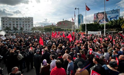 28 janvier : à Tunis, sur la place du 14 janvier 2011,  près de 10 000 manifestations se sont réunis à l'appel de la société civile et dela nouvelle coalition politique et d'opposition pour une marche pacifique contre la violence, pour les libertés d'expression et pour défendre et promouvoir les valeurs démocratiques de la Révolution. La contre manifestation classique des militants d'Ennahdha est restée quasi inaperçue face à la masse inportante des manifestants pour "défendre les libertés individeuelles et publiques " et protester contre " la violence et l'extrémisme religieux".