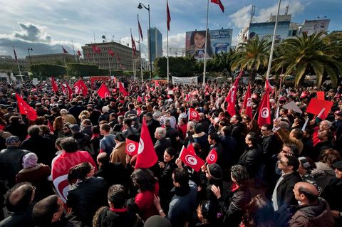 28 janvier : à Tunis, sur la place du 14 janvier 2011,  près de 10 000 manifestations se sont réunis à l'appel de la société civile et dela nouvelle coalition politique et d'opposition pour une marche pacifique contre la violence, pour les libertés d'expression et pour défendre et promouvoir les valeurs démocratiques de la Révolution. La contre manifestation classique des militants d'Ennahdha est restée quasi inaperçue face à la masse inportante des manifestants pour "défendre les libertés individeuelles et publiques " et protester contre " la violence et l'extrémisme religieux".