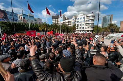 28 janvier : à Tunis, sur la place du 14 janvier 2011,  près de 10 000 manifestations se sont réunis à l'appel de la société civile et dela nouvelle coalition politique et d'opposition pour une marche pacifique contre la violence, pour les libertés d'expression et pour défendre et promouvoir les valeurs démocratiques de la Révolution. La contre manifestation classique des militants d'Ennahdha est restée quasi inaperçue face à la masse inportante des manifestants pour "défendre les libertés individeuelles et publiques " et protester contre " la violence et l'extrémisme religieux".