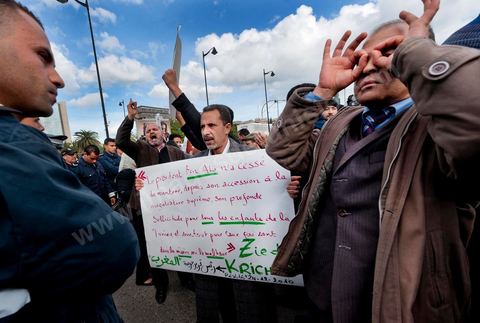 28 janvier : les militants d'Ennahdha en contre manifestation bine lègère et aux slogans "les zéros virgule ! Dégage". A Tunis près de 10 000 manifestations se sont réunis à l'appel de la société civile et dela nouvelle coalition politique et d'opposition pour une marche pacifique contre la violence, pour les libertés d'expression et pour défendre et promouvoir les valeurs démocratiques de la Révolution. La contre manifestation classique des militants d'Ennahdha est restée quasi inaperçue face à la masse inportante des manifestants pour "défendre les libertés individeuelles et publiques " et protester contre " la violence et l'extrémisme religieux".