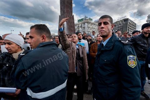 28 janvier : les militants d'Ennahdha en contre manifestation bine lègère et aux slogans "les zéros virgule ! Dégage". A Tunis près de 10 000 manifestations se sont réunis à l'appel de la société civile et dela nouvelle coalition politique et d'opposition pour une marche pacifique contre la violence, pour les libertés d'expression et pour défendre et promouvoir les valeurs démocratiques de la Révolution. La contre manifestation classique des militants d'Ennahdha est restée quasi inaperçue face à la masse inportante des manifestants pour "défendre les libertés individeuelles et publiques " et protester contre " la violence et l'extrémisme religieux".