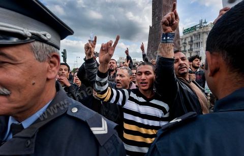28 janvier : les militants d'Ennahdha en contre manifestation bine lègère et aux slogans "les zéros virgule ! Dégage". A Tunis près de 10 000 manifestations se sont réunis à l'appel de la société civile et dela nouvelle coalition politique et d'opposition pour une marche pacifique contre la violence, pour les libertés d'expression et pour défendre et promouvoir les valeurs démocratiques de la Révolution. La contre manifestation classique des militants d'Ennahdha est restée quasi inaperçue face à la masse inportante des manifestants pour "défendre les libertés individeuelles et publiques " et protester contre " la violence et l'extrémisme religieux".