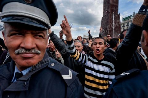 28 janvier : les militants d'Ennahdha en contre manifestation bine lègère et aux slogans "les zéros virgule ! Dégage". A Tunis près de 10 000 manifestations se sont réunis à l'appel de la société civile et dela nouvelle coalition politique et d'opposition pour une marche pacifique contre la violence, pour les libertés d'expression et pour défendre et promouvoir les valeurs démocratiques de la Révolution. La contre manifestation classique des militants d'Ennahdha est restée quasi inaperçue face à la masse inportante des manifestants pour "défendre les libertés individeuelles et publiques " et protester contre " la violence et l'extrémisme religieux".