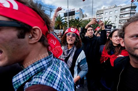 28 janvier : à Tunis près de 10 000 manifestations se sont réunis à l'appel de la société civile et dela nouvelle coalition politique et d'opposition pour une marche pacifique contre la violence, pour les libertés d'expression et pour défendre et promouvoir les valeurs démocratiques de la Révolution. La contre manifestation classique des militants d'Ennahdha est restée quasi inaperçue face à la masse inportante des manifestants pour "défendre les libertés individeuelles et publiques " et protester contre " la violence et l'extrémisme religieux".