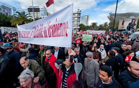 28 janvier : à Tunis près de 10 000 manifestations se sont réunis à l'appel de la société civile et dela nouvelle coalition politique et d'opposition pour une marche pacifique contre la violence, pour les libertés d'expression et pour défendre et promouvoir les valeurs démocratiques de la Révolution. La contre manifestation classique des militants d'Ennahdha est restée quasi inaperçue face à la masse inportante des manifestants pour "défendre les libertés individeuelles et publiques " et protester contre " la violence et l'extrémisme religieux".