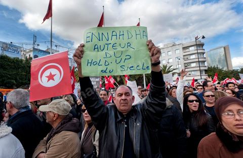 28 janvier : à Tunis près de 10 000 manifestations se sont réunis à l'appel de la société civile et dela nouvelle coalition politique et d'opposition pour une marche pacifique contre la violence, pour les libertés d'expression et pour défendre et promouvoir les valeurs démocratiques de la Révolution. La contre manifestation classique des militants d'Ennahdha est restée quasi inaperçue face à la masse inportante des manifestants pour "défendre les libertés individeuelles et publiques " et protester contre " la violence et l'extrémisme religieux".