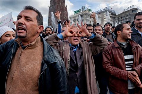 28 janvier : les militants d'Ennahdha en contre manifestation bine lègère et aux slogans "les zéros virgule ! Dégage". A Tunis près de 10 000 manifestations se sont réunis à l'appel de la société civile et dela nouvelle coalition politique et d'opposition pour une marche pacifique contre la violence, pour les libertés d'expression et pour défendre et promouvoir les valeurs démocratiques de la Révolution. La contre manifestation classique des militants d'Ennahdha est restée quasi inaperçue face à la masse inportante des manifestants pour "défendre les libertés individeuelles et publiques " et protester contre " la violence et l'extrémisme religieux".