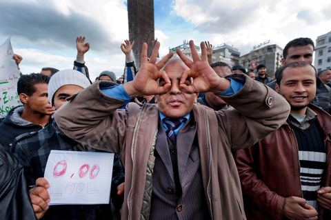 28 janvier : les militants d'Ennahdha en contre manifestation bine lègère et aux slogans "les zéros virgule ! Dégage". A Tunis près de 10 000 manifestations se sont réunis à l'appel de la société civile et dela nouvelle coalition politique et d'opposition pour une marche pacifique contre la violence, pour les libertés d'expression et pour défendre et promouvoir les valeurs démocratiques de la Révolution. La contre manifestation classique des militants d'Ennahdha est restée quasi inaperçue face à la masse inportante des manifestants pour "défendre les libertés individeuelles et publiques " et protester contre " la violence et l'extrémisme religieux".