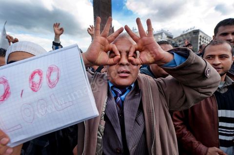 28 janvier : les militants d'Ennahdha en contre manifestation bine lègère et aux slogans "les zéros virgule ! Dégage". A Tunis près de 10 000 manifestations se sont réunis à l'appel de la société civile et dela nouvelle coalition politique et d'opposition pour une marche pacifique contre la violence, pour les libertés d'expression et pour défendre et promouvoir les valeurs démocratiques de la Révolution. La contre manifestation classique des militants d'Ennahdha est restée quasi inaperçue face à la masse inportante des manifestants pour "défendre les libertés individeuelles et publiques " et protester contre " la violence et l'extrémisme religieux".