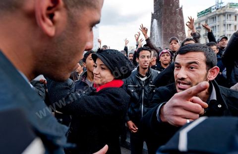 28 janvier : les militants d'Ennahdha en contre manifestation bine lègère et aux slogans "les zéros virgule ! Dégage". A Tunis près de 10 000 manifestations se sont réunis à l'appel de la société civile et dela nouvelle coalition politique et d'opposition pour une marche pacifique contre la violence, pour les libertés d'expression et pour défendre et promouvoir les valeurs démocratiques de la Révolution. La contre manifestation classique des militants d'Ennahdha est restée quasi inaperçue face à la masse inportante des manifestants pour "défendre les libertés individeuelles et publiques " et protester contre " la violence et l'extrémisme religieux".