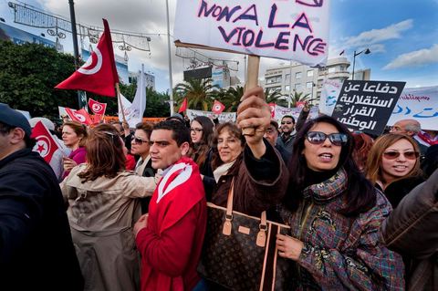 28 janvier : à Tunis près de 10 000 manifestations se sont réunis à l'appel de la société civile et dela nouvelle coalition politique et d'opposition pour une marche pacifique contre la violence, pour les libertés d'expression et pour défendre et promouvoir les valeurs démocratiques de la Révolution. La contre manifestation classique des militants d'Ennahdha est restée quasi inaperçue face à la masse inportante des manifestants pour "défendre les libertés individeuelles et publiques " et protester contre " la violence et l'extrémisme religieux".
