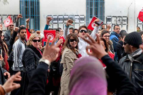 28 janvier : les militants d'Ennahdha en contre manifestation bine lègère et aux slogans "les zéros virgule ! Dégage". A Tunis près de 10 000 manifestations se sont réunis à l'appel de la société civile et dela nouvelle coalition politique et d'opposition pour une marche pacifique contre la violence, pour les libertés d'expression et pour défendre et promouvoir les valeurs démocratiques de la Révolution. La contre manifestation classique des militants d'Ennahdha est restée quasi inaperçue face à la masse inportante des manifestants pour "défendre les libertés individeuelles et publiques " et protester contre " la violence et l'extrémisme religieux".