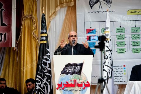 5 février 2011 : à Hammam Ghezaz près de Kelibia, meeting du parti non autorisé Hizb ut-Tahrir avec Ridha Belhadj, porte parole du parti. Toujours dans l’illégalité, Hizb ut-Tahrir, dont le visa a été refusé, persiste et signe en organisant un meeting avec un thème pour le moins osé « La laïcité, guerre contre l’Islam et les musulmans ».