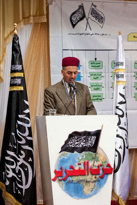 5 février 2011 : à Hammam Ghezaz près de Kelibia, meeting du parti non autorisé Hizb ut-Tahrir avec Ridha Belhadj, porte parole du parti. Toujours dans l’illégalité, Hizb ut-Tahrir, dont le visa a été refusé, persiste et signe en organisant un meeting avec un thème pour le moins osé « La laïcité, guerre contre l’Islam et les musulmans ».