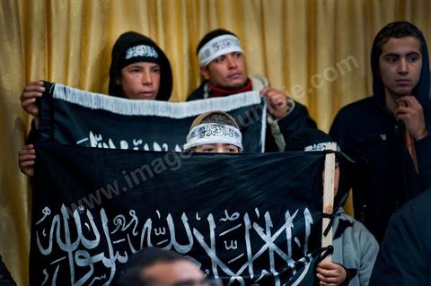 5 février 2011 : à Hammam Ghezaz près de Kelibia, meeting du parti non autorisé Hizb ut-Tahrir avec Ridha Belhadj, porte parole du parti. Toujours dans l’illégalité, Hizb ut-Tahrir, dont le visa a été refusé, persiste et signe en organisant un meeting avec un thème pour le moins osé « La laïcité, guerre contre l’Islam et les musulmans ».