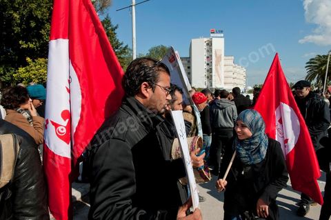 18 février 2012 : Plusieurs centaines de personnes se sont réunies, aujourd’hui samedi 18 février 2012 entre 12h et 14h pour protester contre la visite en Tunisie du prédicateur radical, Wajdi Ghenim, et contre les messages de haine et de violence auxquels appellent les extrémistes étrangers ou nationaux, qui incitent à la sédition dans le pays. Le mouvement Kolna Tounes, le réseau Doustourna et l’association Initiative citoyenne ont lancé un appel commun à venir manifester en ce samedi ensoleillé, pendant qu’une délégation est entrée au sein de l’Assemblée pour s’entretenir avec le président de l’Assemblée constituante. Dans une lettre adressée à Mustapha Ben Jaâfar, les associations issues de la société civile demandent à ce que la Constituante, seul pouvoir légitime élu par le peuple, prenne ses responsabilités et s’exprime quant aux dérives graves qui ont été constatées en Tunisie. 