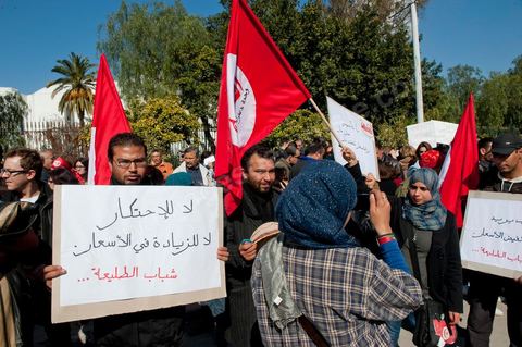 18 février 2012 : Plusieurs centaines de personnes se sont réunies, aujourd’hui samedi 18 février 2012 entre 12h et 14h pour protester contre la visite en Tunisie du prédicateur radical, Wajdi Ghenim, et contre les messages de haine et de violence auxquels appellent les extrémistes étrangers ou nationaux, qui incitent à la sédition dans le pays. Le mouvement Kolna Tounes, le réseau Doustourna et l’association Initiative citoyenne ont lancé un appel commun à venir manifester en ce samedi ensoleillé, pendant qu’une délégation est entrée au sein de l’Assemblée pour s’entretenir avec le président de l’Assemblée constituante. Dans une lettre adressée à Mustapha Ben Jaâfar, les associations issues de la société civile demandent à ce que la Constituante, seul pouvoir légitime élu par le peuple, prenne ses responsabilités et s’exprime quant aux dérives graves qui ont été constatées en Tunisie. 