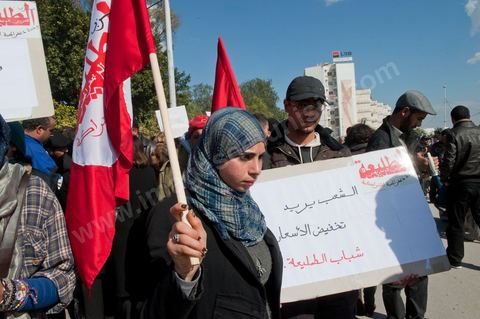 18 février 2012 : Plusieurs centaines de personnes se sont réunies, aujourd’hui samedi 18 février 2012 entre 12h et 14h pour protester contre la visite en Tunisie du prédicateur radical, Wajdi Ghenim, et contre les messages de haine et de violence auxquels appellent les extrémistes étrangers ou nationaux, qui incitent à la sédition dans le pays. Le mouvement Kolna Tounes, le réseau Doustourna et l’association Initiative citoyenne ont lancé un appel commun à venir manifester en ce samedi ensoleillé, pendant qu’une délégation est entrée au sein de l’Assemblée pour s’entretenir avec le président de l’Assemblée constituante. Dans une lettre adressée à Mustapha Ben Jaâfar, les associations issues de la société civile demandent à ce que la Constituante, seul pouvoir légitime élu par le peuple, prenne ses responsabilités et s’exprime quant aux dérives graves qui ont été constatées en Tunisie. 