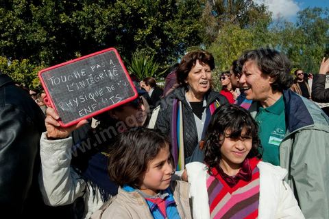 18 février 2012 : Plusieurs centaines de personnes se sont réunies, aujourd’hui samedi 18 février 2012 entre 12h et 14h pour protester contre la visite en Tunisie du prédicateur radical, Wajdi Ghenim, et contre les messages de haine et de violence auxquels appellent les extrémistes étrangers ou nationaux, qui incitent à la sédition dans le pays. Le mouvement Kolna Tounes, le réseau Doustourna et l’association Initiative citoyenne ont lancé un appel commun à venir manifester en ce samedi ensoleillé, pendant qu’une délégation est entrée au sein de l’Assemblée pour s’entretenir avec le président de l’Assemblée constituante. Dans une lettre adressée à Mustapha Ben Jaâfar, les associations issues de la société civile demandent à ce que la Constituante, seul pouvoir légitime élu par le peuple, prenne ses responsabilités et s’exprime quant aux dérives graves qui ont été constatées en Tunisie. 