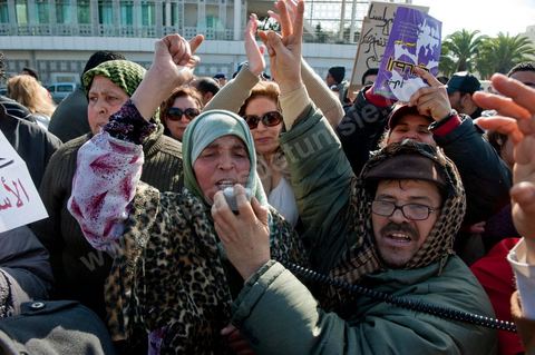18 février 2012 : Plusieurs centaines de personnes se sont réunies, aujourd’hui samedi 18 février 2012 entre 12h et 14h pour protester contre la visite en Tunisie du prédicateur radical, Wajdi Ghenim, et contre les messages de haine et de violence auxquels appellent les extrémistes étrangers ou nationaux, qui incitent à la sédition dans le pays. Le mouvement Kolna Tounes, le réseau Doustourna et l’association Initiative citoyenne ont lancé un appel commun à venir manifester en ce samedi ensoleillé, pendant qu’une délégation est entrée au sein de l’Assemblée pour s’entretenir avec le président de l’Assemblée constituante. Dans une lettre adressée à Mustapha Ben Jaâfar, les associations issues de la société civile demandent à ce que la Constituante, seul pouvoir légitime élu par le peuple, prenne ses responsabilités et s’exprime quant aux dérives graves qui ont été constatées en Tunisie. 