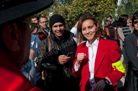 18 février 2012 : Emna Mnif de Kolna Tounes. Plusieurs centaines de personnes se sont réunies, aujourd’hui samedi 18 février 2012 entre 12h et 14h pour protester contre la visite en Tunisie du prédicateur radical, Wajdi Ghenim, et contre les messages de haine et de violence auxquels appellent les extrémistes étrangers ou nationaux, qui incitent à la sédition dans le pays. Le mouvement Kolna Tounes, le réseau Doustourna et l’association Initiative citoyenne ont lancé un appel commun à venir manifester en ce samedi ensoleillé, pendant qu’une délégation est entrée au sein de l’Assemblée pour s’entretenir avec le président de l’Assemblée constituante. Dans une lettre adressée à Mustapha Ben Jaâfar, les associations issues de la société civile demandent à ce que la Constituante, seul pouvoir légitime élu par le peuple, prenne ses responsabilités et s’exprime quant aux dérives graves qui ont été constatées en Tunisie. 