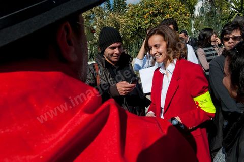 18 février 2012 : Emna Mnif de Kolna Tounes. Plusieurs centaines de personnes se sont réunies, aujourd’hui samedi 18 février 2012 entre 12h et 14h pour protester contre la visite en Tunisie du prédicateur radical, Wajdi Ghenim, et contre les messages de haine et de violence auxquels appellent les extrémistes étrangers ou nationaux, qui incitent à la sédition dans le pays. Le mouvement Kolna Tounes, le réseau Doustourna et l’association Initiative citoyenne ont lancé un appel commun à venir manifester en ce samedi ensoleillé, pendant qu’une délégation est entrée au sein de l’Assemblée pour s’entretenir avec le président de l’Assemblée constituante. Dans une lettre adressée à Mustapha Ben Jaâfar, les associations issues de la société civile demandent à ce que la Constituante, seul pouvoir légitime élu par le peuple, prenne ses responsabilités et s’exprime quant aux dérives graves qui ont été constatées en Tunisie. 