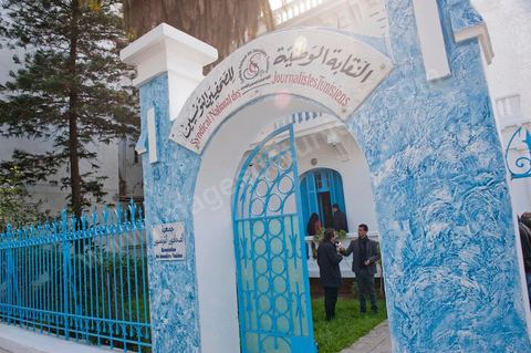 20 février : Conférence de presse au syndicat national des journalistes tunisiens avec le cabinet d'avocats qui défend le journaliste Nasreddine Ben Saïda, directeur du journal Attounisia, mis en prison il y a une semaine pour la publication d'une image d'une femme dénudée. Lors de cette conférence de presse le groupe d'avocats ont souligné que Nasreddine Ben Saida a entamé depuis samedi une grève de la faim dans sa cellule de la prison de Mornaguia. Maitre Khaled Krichi a souligné pour sa part que le maintien en prison de son client a été fait sur ordre de l'instruction publique et non suite à une plainte. De ce fait cette affaire est d'ordre politique et non pas juridique.