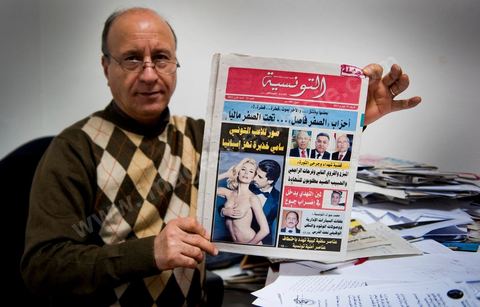 21 février 2011 : Habib Guizani, Redacteur en chef du journal Attounisia qui a été arrété pendant 24h. Au coeur de la rédaction du jeune quotidien Attounisia une semaine après l'arrestation de du Directeur du journal, du Redcateur en Chef et d'un journaliste du journal arabe Attounisia suite à la publication d'une photo de femme dénudée en couverture, le Directeur du journal, Nasreddine Ben Saïda, est toujours en prison et fait depuis 4 jours une grève d ela faim.