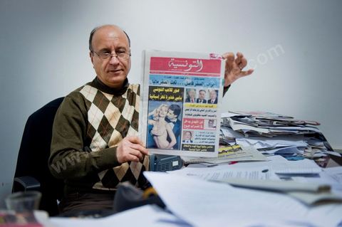21 février 2011 : Habib Guizani, Redacteur en chef du journal Attounisia qui a été arrété pendant 24h. Au coeur de la rédaction du jeune quotidien Attounisia une semaine après l'arrestation de du Directeur du journal, du Redcateur en Chef et d'un journaliste du journal arabe Attounisia suite à la publication d'une photo de femme dénudée en couverture, le Directeur du journal, Nasreddine Ben Saïda, est toujours en prison et fait depuis 4 jours une grève d ela faim.
