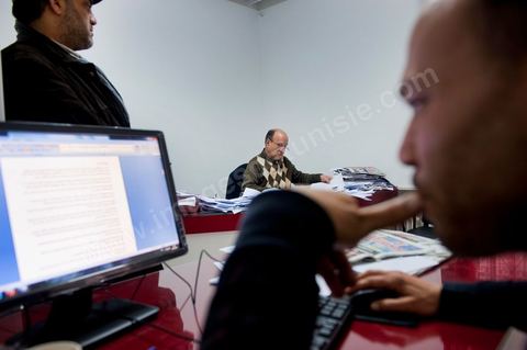 21 février 2011 : Habib Guizani, Redacteur en chef du journal Attounisia qui a été arrété pendant 24h. Au coeur de la rédaction du jeune quotidien Attounisia une semaine après l'arrestation de du Directeur du journal, du Redcateur en Chef et d'un journaliste du journal arabe Attounisia suite à la publication d'une photo de femme dénudée en couverture, le Directeur du journal, Nasreddine Ben Saïda, est toujours en prison et fait depuis 4 jours une grève d ela faim.