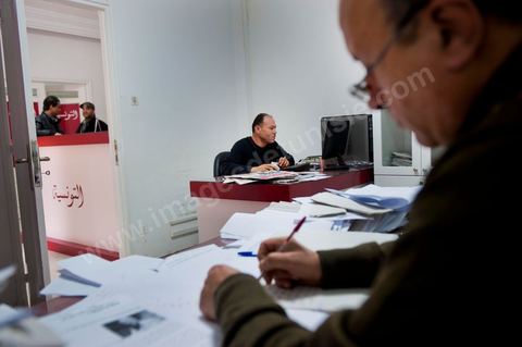 21 février 2011 : Habib Guizani, Redacteur en chef du journal Attounisia qui a été arrété pendant 24h. Au coeur de la rédaction du jeune quotidien Attounisia une semaine après l'arrestation de du Directeur du journal, du Redcateur en Chef et d'un journaliste du journal arabe Attounisia suite à la publication d'une photo de femme dénudée en couverture, le Directeur du journal, Nasreddine Ben Saïda, est toujours en prison et fait depuis 4 jours une grève d ela faim.
