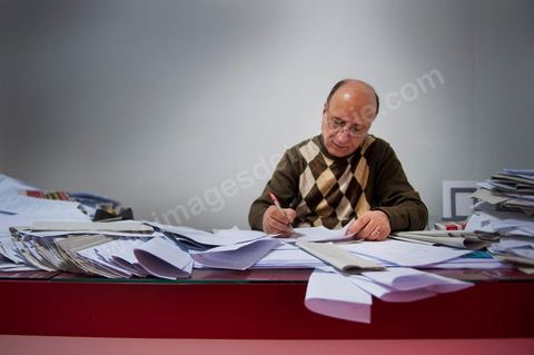 21 février 2011 : Habib Guizani, Redacteur en chef du journal Attounisia qui a été arrété pendant 24h. Au coeur de la rédaction du jeune quotidien Attounisia une semaine après l'arrestation de du Directeur du journal, du Redcateur en Chef et d'un journaliste du journal arabe Attounisia suite à la publication d'une photo de femme dénudée en couverture, le Directeur du journal, Nasreddine Ben Saïda, est toujours en prison et fait depuis 4 jours une grève d ela faim.