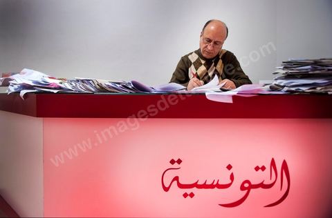 21 février 2011 : Habib Guizani, Redacteur en chef du journal Attounisia qui a été arrété pendant 24h. Au coeur de la rédaction du jeune quotidien Attounisia une semaine après l'arrestation de du Directeur du journal, du Redcateur en Chef et d'un journaliste du journal arabe Attounisia suite à la publication d'une photo de femme dénudée en couverture, le Directeur du journal, Nasreddine Ben Saïda, est toujours en prison et fait depuis 4 jours une grève d ela faim.