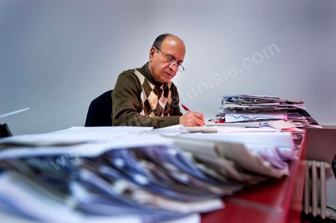 21 février 2011 : Habib Guizani, Redacteur en chef du journal Attounisia qui a été arrété pendant 24h. Au coeur de la rédaction du jeune quotidien Attounisia une semaine après l'arrestation de du Directeur du journal, du Redcateur en Chef et d'un journaliste du journal arabe Attounisia suite à la publication d'une photo de femme dénudée en couverture, le Directeur du journal, Nasreddine Ben Saïda, est toujours en prison et fait depuis 4 jours une grève d ela faim.