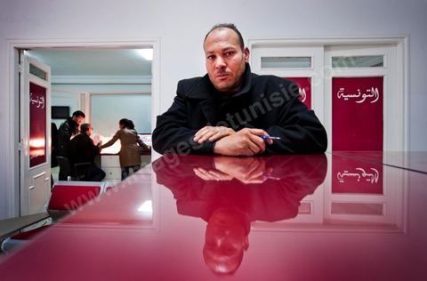21 février 2011 : Hedi Hidri, journaliste au  journal Attounisia qui a été arrété pendant 24h. Au coeur de la rédaction du jeune quotidien Attounisia une semaine après l'arrestation de du Directeur du journal, du Redcateur en Chef et d'un journaliste du journal arabe Attounisia suite à la publication d'une photo de femme dénudée en couverture, le Directeur du journal, Nasreddine Ben Saïda, est toujours en prison et fait depuis 4 jours une grève d ela faim.
