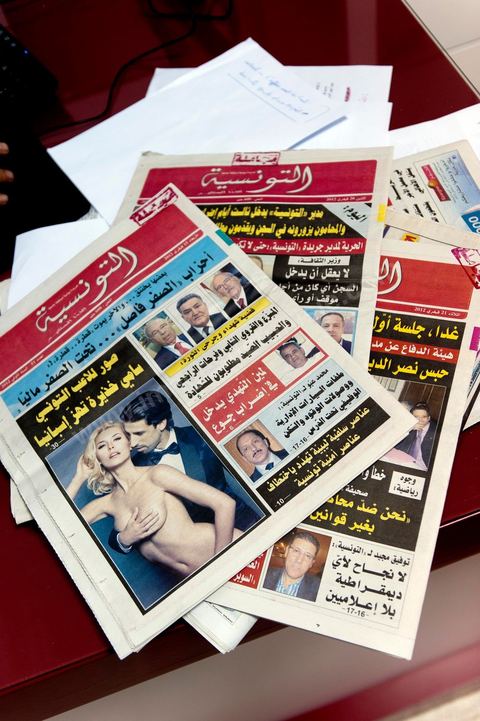 21 février 2011 : La couverture du n°51 du 15 février 2012 qui a mené trois journalistes en prison. Au coeur de la rédaction du jeune quotidien Attounisia une semaine après l'arrestation de du Directeur du journal, du Redcateur en Chef et d'un journaliste du journal arabe Attounisia suite à la publication d'une photo de femme dénudée en couverture, le Directeur du journal, Nasreddine Ben Saïda, est toujours en prison et fait depuis 4 jours une grève d ela faim.