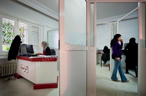 21 février 2011 : Au coeur de la rédaction du jeune quotidien Attounisia une semaine après l'arrestation de du Directeur du journal, du Redcateur en Chef et d'un journaliste du journal arabe Attounisia suite à la publication d'une photo de femme dénudée en couverture, le Directeur du journal, Nasreddine Ben Saïda, est toujours en prison et fait depuis 4 jours une grève d ela faim.