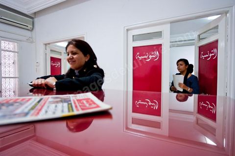 21 février 2011 : Au coeur de la rédaction du jeune quotidien Attounisia une semaine après l'arrestation de du Directeur du journal, du Redcateur en Chef et d'un journaliste du journal arabe Attounisia suite à la publication d'une photo de femme dénudée en couverture, le Directeur du journal, Nasreddine Ben Saïda, est toujours en prison et fait depuis 4 jours une grève d ela faim.