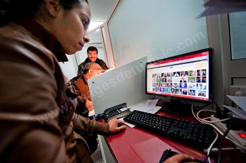 21 février 2011 : Au coeur de la rédaction du jeune quotidien Attounisia une semaine après l'arrestation de du Directeur du journal, du Redcateur en Chef et d'un journaliste du journal arabe Attounisia suite à la publication d'une photo de femme dénudée en couverture, le Directeur du journal, Nasreddine Ben Saïda, est toujours en prison et fait depuis 4 jours une grève d ela faim.