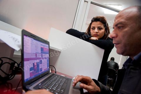 21 février 2011 : Au coeur de la rédaction du jeune quotidien Attounisia une semaine après l'arrestation de du Directeur du journal, du Redcateur en Chef et d'un journaliste du journal arabe Attounisia suite à la publication d'une photo de femme dénudée en couverture, le Directeur du journal, Nasreddine Ben Saïda, est toujours en prison et fait depuis 4 jours une grève d ela faim.