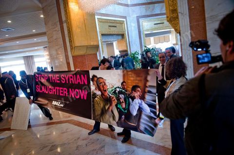 24 février : conférence internationale des amis du peuple syrien à Tunis avec 60 MAE. dans le hall de l'hotel association syrien ...