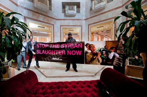 24 février : conférence internationale des amis du peuple syrien à Tunis avec 60 MAE. dans le hall de l'hotel association syrien ...