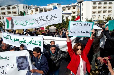24 février : conférence internationale des amis du peuple syrien à Tunis avec 60 MAE. 200 manifestatnts passent les barrages te attiegnent l'hotel pour portester contre cette conférence, manifestant pro syrienne (Assad), pro Palestine et anbti américaine. 