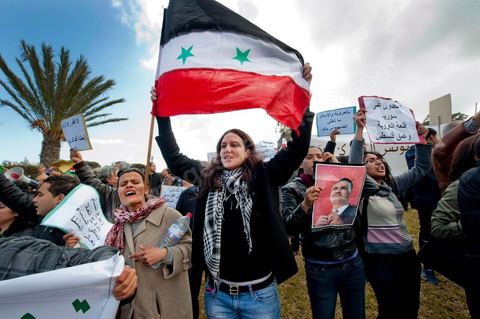 24 février : conférence internationale des amis du peuple syrien à Tunis avec 60 MAE. 200 manifestatnts passent les barrages te attiegnent l'hotel pour portester contre cette conférence, manifestant pro syrienne (Assad), pro Palestine et anbti américaine. 