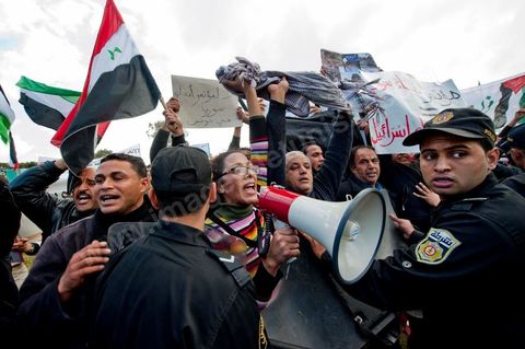 24 février : conférence internationale des amis du peuple syrien à Tunis avec 60 MAE. 200 manifestatnts passent les barrages te attiegnent l'hotel pour portester contre cette conférence, manifestant pro syrienne (Assad), pro Palestine et anbti américaine. 