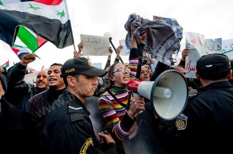 24 février : conférence internationale des amis du peuple syrien à Tunis avec 60 MAE. 200 manifestatnts passent les barrages te attiegnent l'hotel pour portester contre cette conférence, manifestant pro syrienne (Assad), pro Palestine et anbti américaine. 