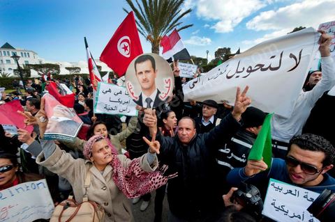24 février : conférence internationale des amis du peuple syrien à Tunis avec 60 MAE. 200 manifestatnts passent les barrages te attiegnent l'hotel pour portester contre cette conférence, manifestant pro syrienne (Assad), pro Palestine et anbti américaine. 